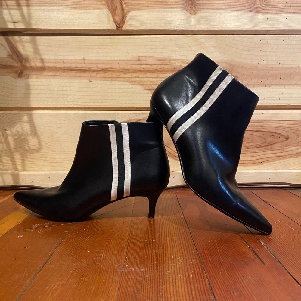 Abound short black boot with white stripes